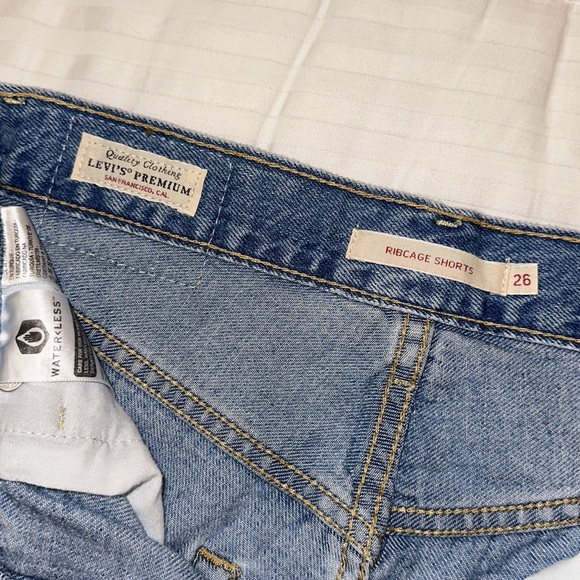 Levi’s Ribcage Shorts - Picture 3 of 3